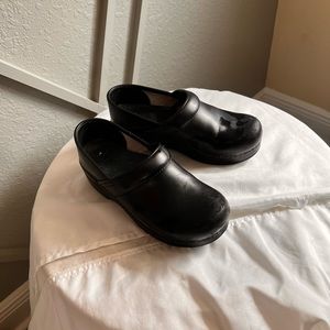 Women’s Dansko Shoes Black Clogs size 7